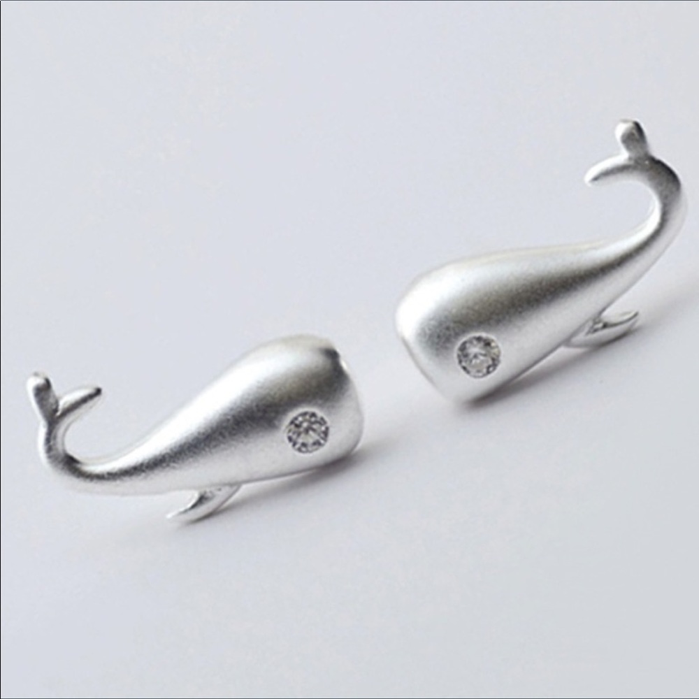 Adorable small whale earrings - Picture 3 of 5